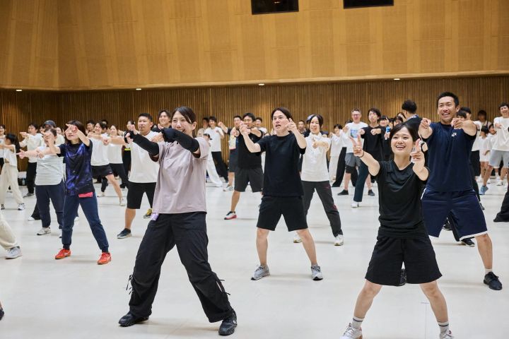 一列になってダンスを練習する小学校教員