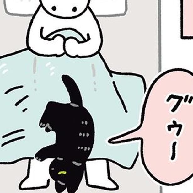 足の間で眠る黒猫ろん （C）AKR／KADOKAWA