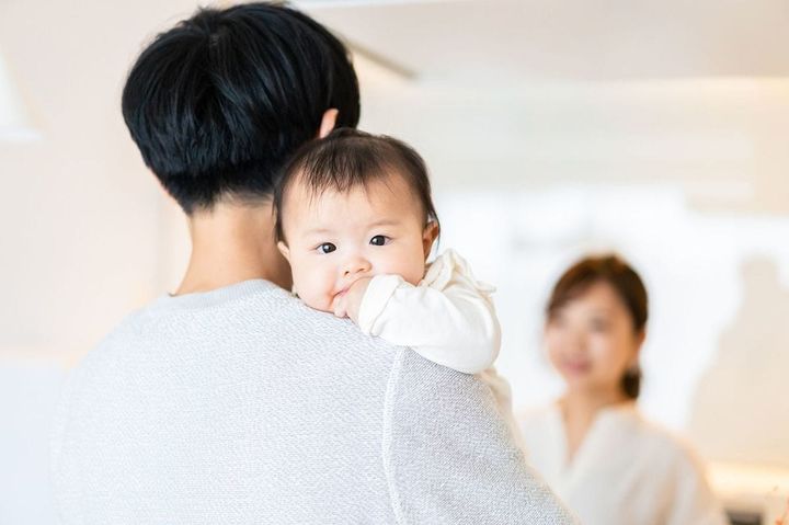 育児や家事を分担する若い夫婦