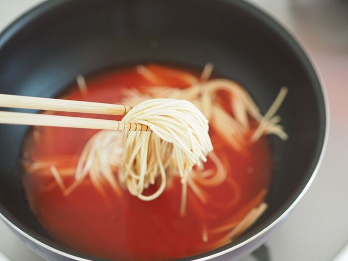 『瞬完トマトパスタ』が革命的すぎる。【フライパン1つでOK】ジュースに浸して加熱▶最速で完成！？