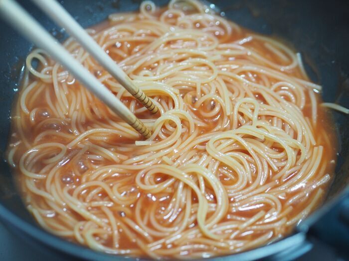 『瞬完トマトパスタ』が革命的すぎる。【フライパン1つでOK】ジュースに浸して加熱▶最速で完成！？