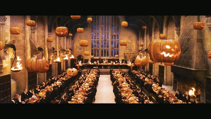 無数のカボチャが浮かぶハロウィーンの大広間