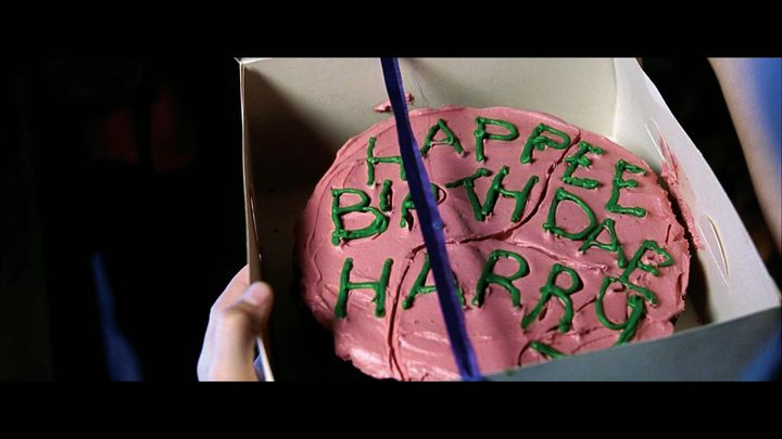 ハリーの誕生日を祝うピンク色のバースデーケーキ