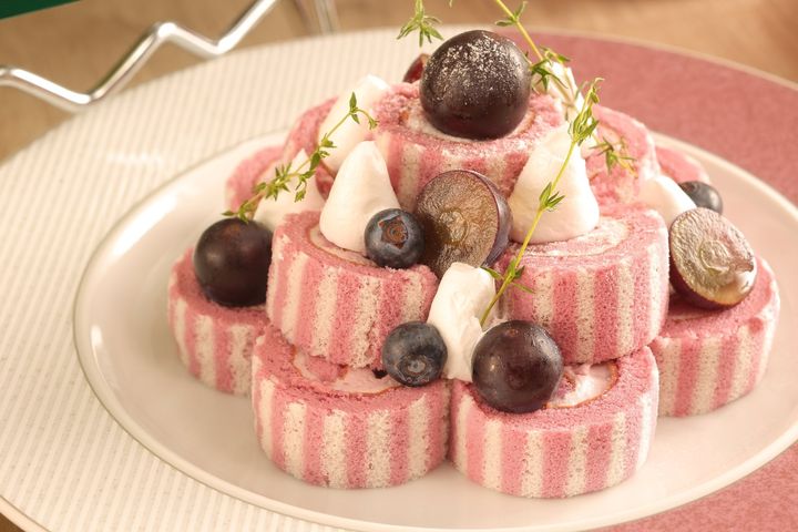 断面がピンクと白のストライプになったぶどうのロールケーキ