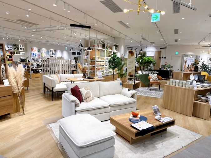 LOWYA キャナルシティ博多店 店内