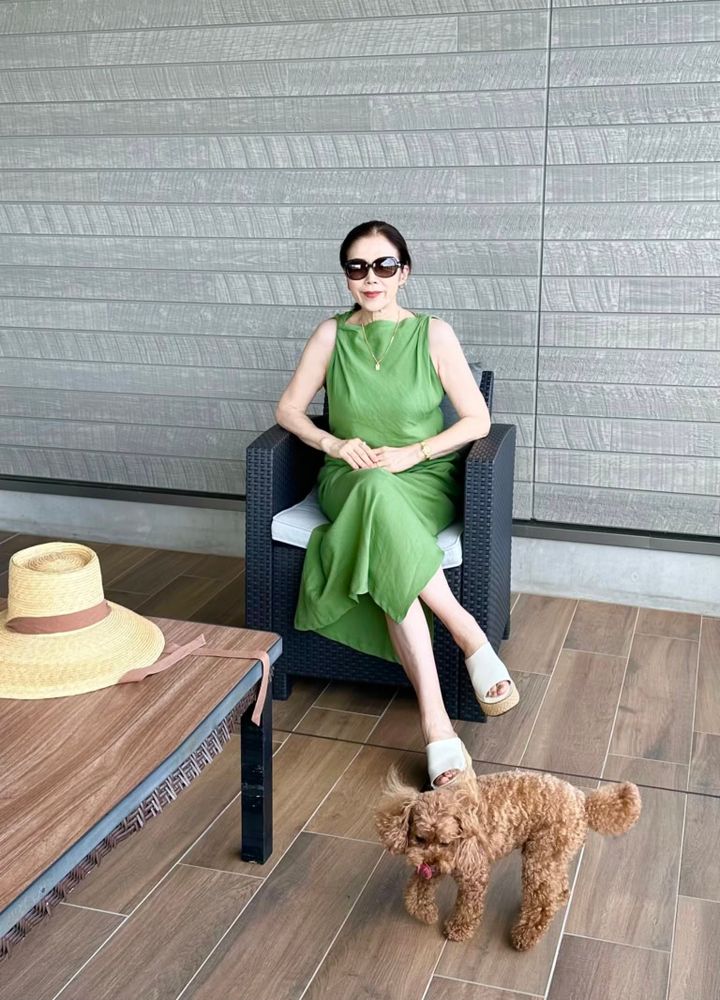 【グリーンのロングワンピースコーデ】ワンピース: ZARA、帽子: lack of color、サングラス: Gucci、サンダル: united arrows