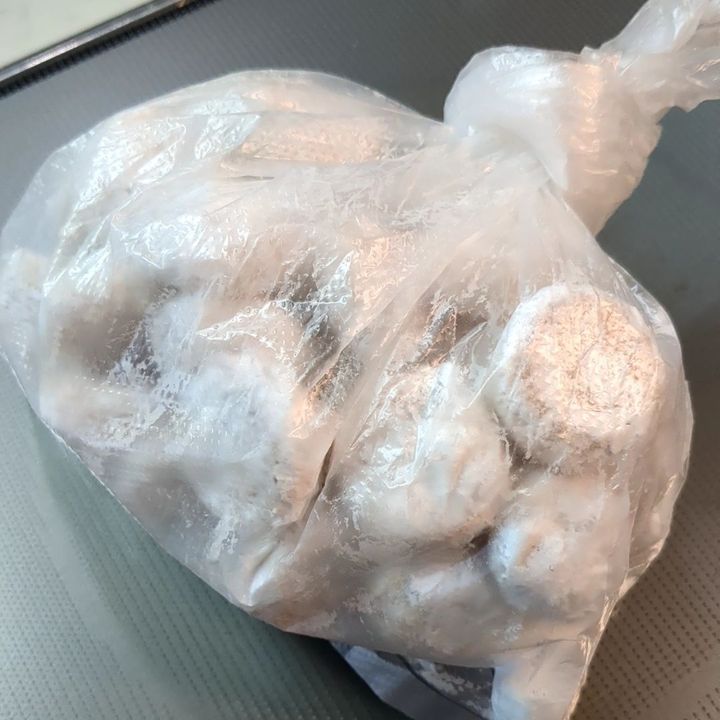 2回目の粉糖をまぶします。仕上げです。