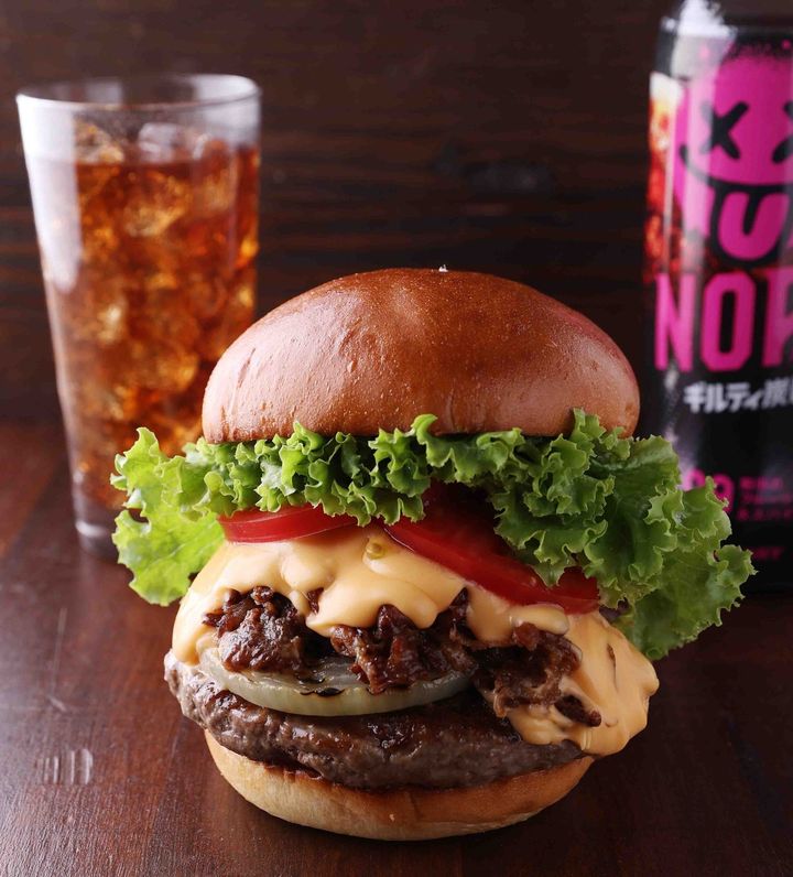 ダブルパティに牛カルビとチーズを重ねた「ギルティバーガー」