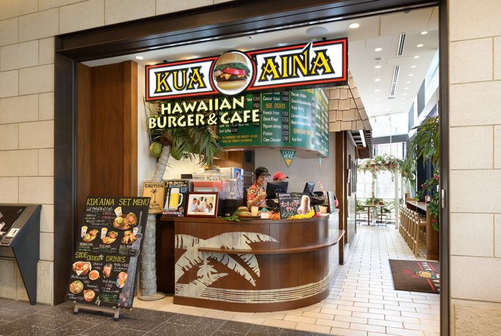 クア・アイナ店舗のカウンターとメニューボード