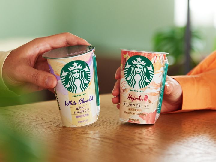 ホワイトショコララテとほうじ茶＆ティーラテを手に取るシーン