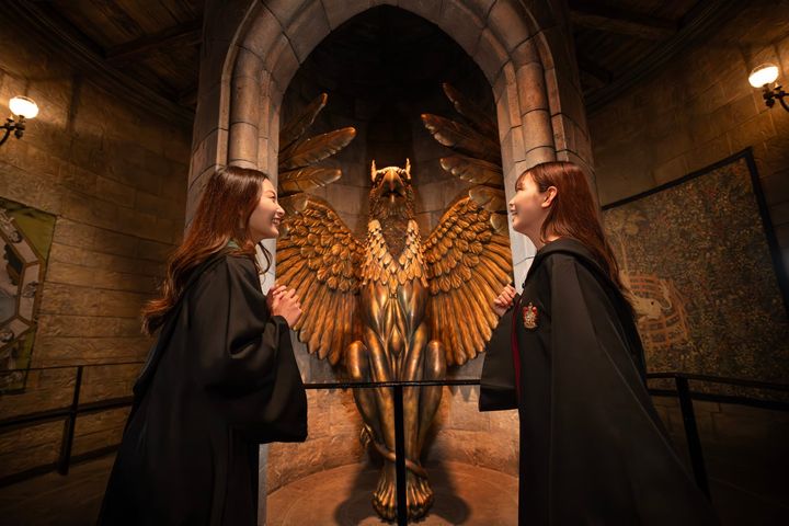 「ホグワーツ・キャッスルウォーク」のフクロウ像前を歩く参加者