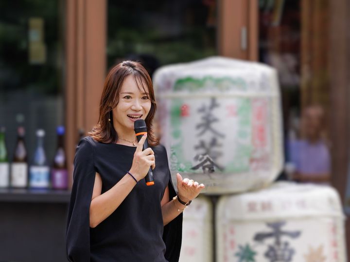 マイクを持つ信州の酒PR大使 由井志織さん
