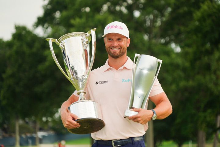 米ツアー優勝者の手に２つのトロフィー⁉一体なぜ？