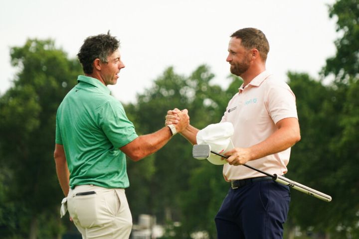 米ツアー優勝者の手に２つのトロフィー⁉一体なぜ？