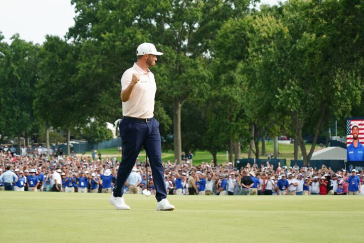 米ツアー優勝者の手に２つのトロフィー⁉一体なぜ？