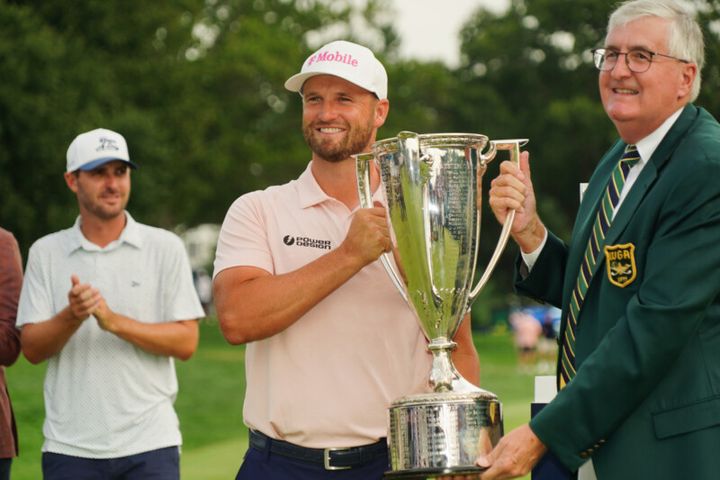 米ツアー優勝者の手に２つのトロフィー⁉一体なぜ？