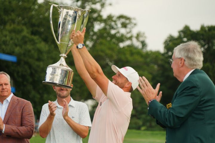 米ツアー優勝者の手に２つのトロフィー⁉一体なぜ？