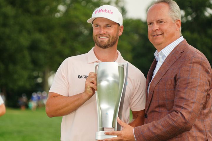米ツアー優勝者の手に２つのトロフィー⁉一体なぜ？