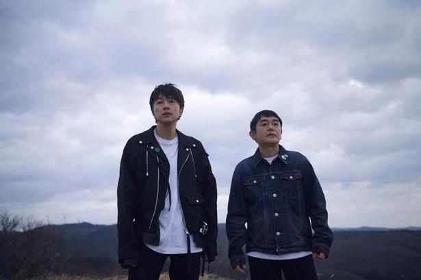 【写真を見る】『高校生家族』主題歌「これも青春だ」を歌うゆず [c]仲間りょう／集英社 [c]2026 映画「⾼校⽣家族」製作委員会