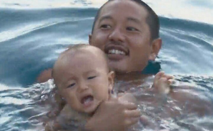 【写真・画像】生後10ヶ月の長男が全裸で海にダイブ！奄美大島の“船上生活一家”の日常に驚きの声「うそ！？もういけるの？」「感性豊かな子になりそう」 1枚目