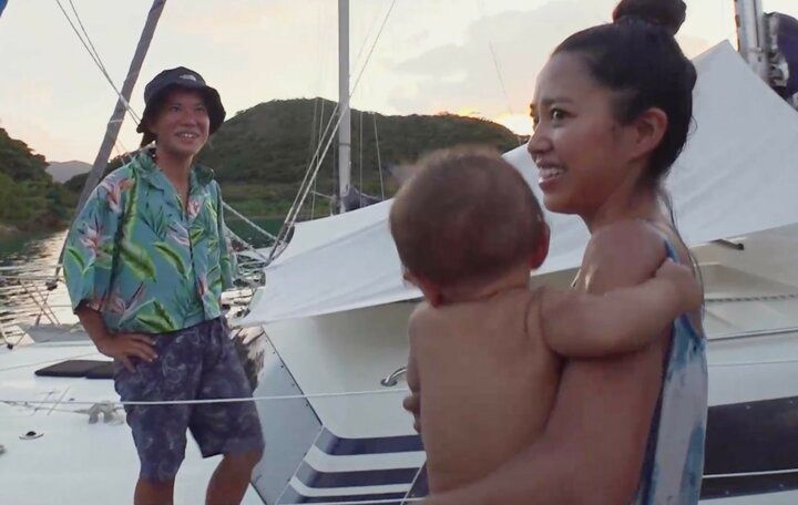 【写真・画像】生後10ヶ月の長男が全裸で海にダイブ！奄美大島の“船上生活一家”の日常に驚きの声「うそ！？もういけるの？」「感性豊かな子になりそう」 2枚目