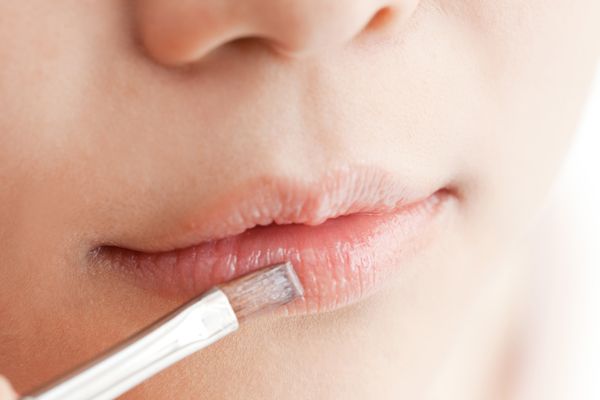 「唇だけ浮いてる」なんて思わせない！大人のリップメイクのコツ