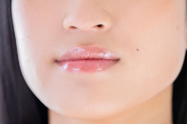 2.唇全体にグロスを塗るのは御法度！ブラシをうまく活用して