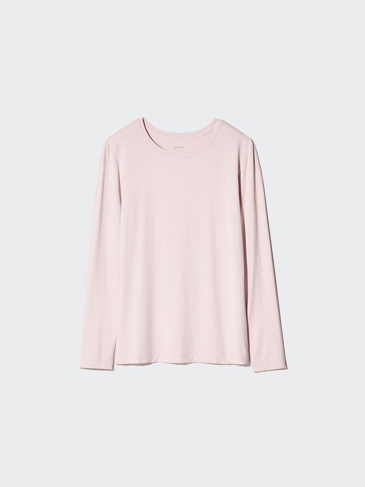 薄いピンクのエアリズムUVカットクルーネック長袖Tシャツ。