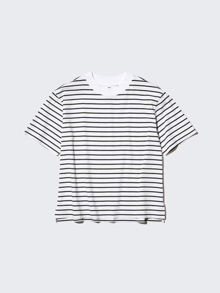 白地に黒のボーダー柄エアリズムコットンTシャツ。ゆったりとしたシルエット。