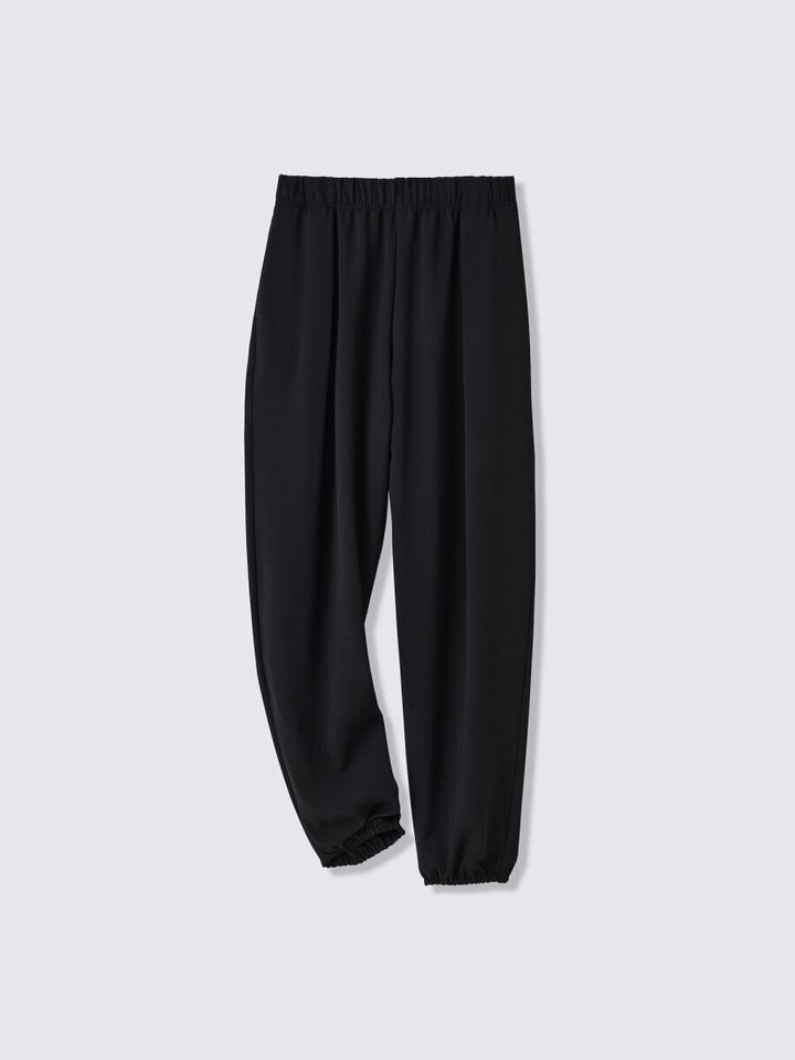 黒のドレープバルーンパンツが広げて置かれている