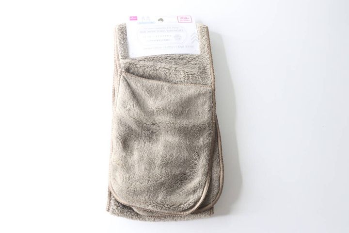 パッケージに入った茶色のポケット付ヘアドライタオル