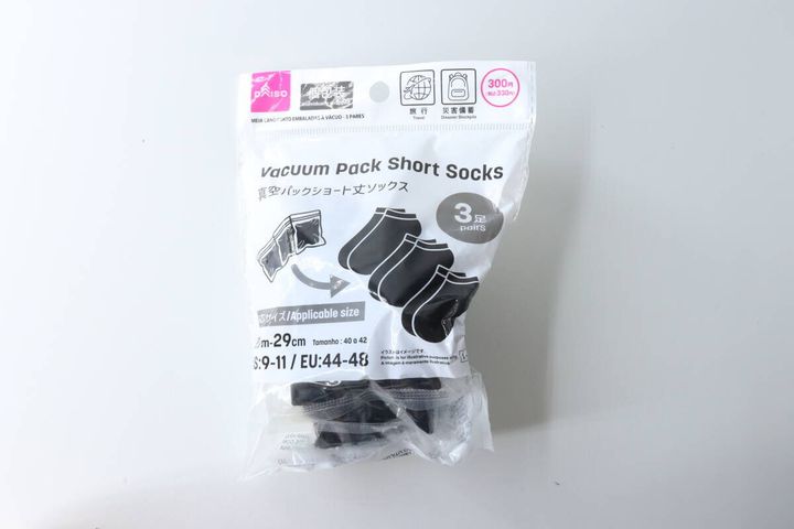 白い背景に置かれたダイソー真空パックショート丈ソックスのパッケージ全体