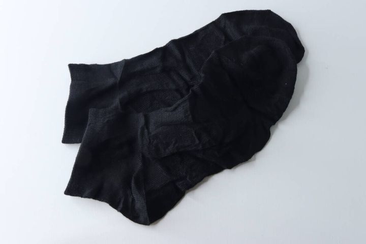 開封されて広げられた状態の黒いショート丈ソックス2足