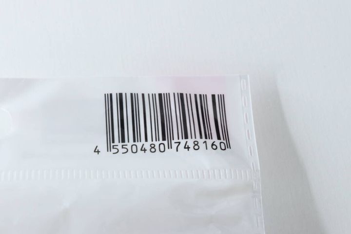 ダイソー真空パックショート丈ソックスのパッケージに印字されたバーコード