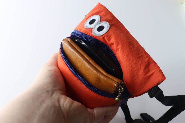 ギョロ目スマホショルダーバッグにスマホとミニ財布を入れる