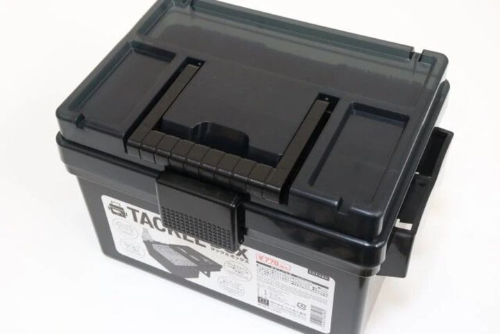 黒いタックルボックスが白い背景に置かれている