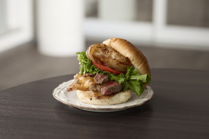 富良野ぷちぷちバーガーの牛肉チーズハンバーガー