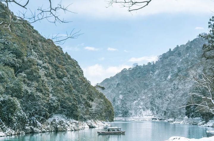 雪山に囲まれた水辺の情景