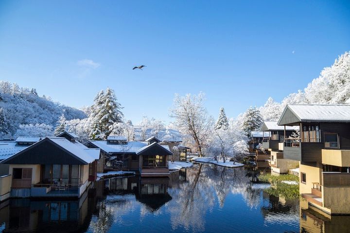 雪景色に包まれた温泉施設の客室棟