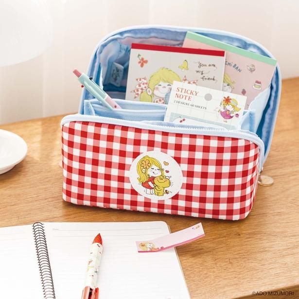 ペンや付箋、メモ帳をひとまとめにして文具ポーチに