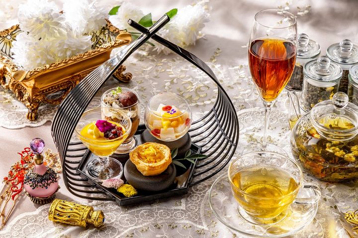 グラス仕立てのデザートと菊花茶が並ぶスタンド