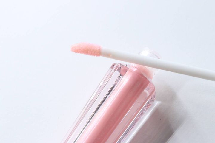 ピンク色のリッププランパーのふわふわしたチップ部分