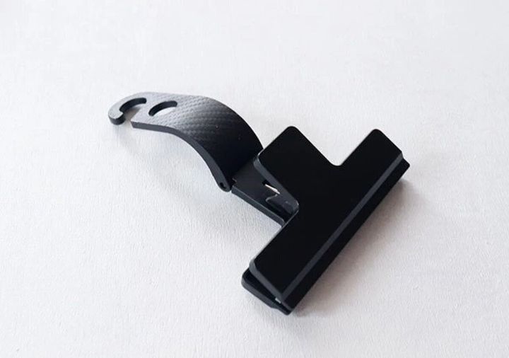 黒いヘッドレスト用クリップの全体像