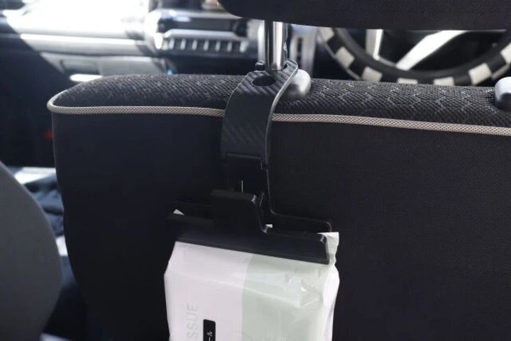 車のヘッドレストにウェットティッシュを挟んで吊り下げるクリップ