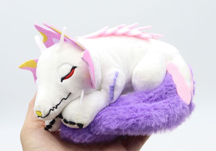 手のひらに乗せられた、すやすや眠るタマミツネのぬいぐるみチャーム