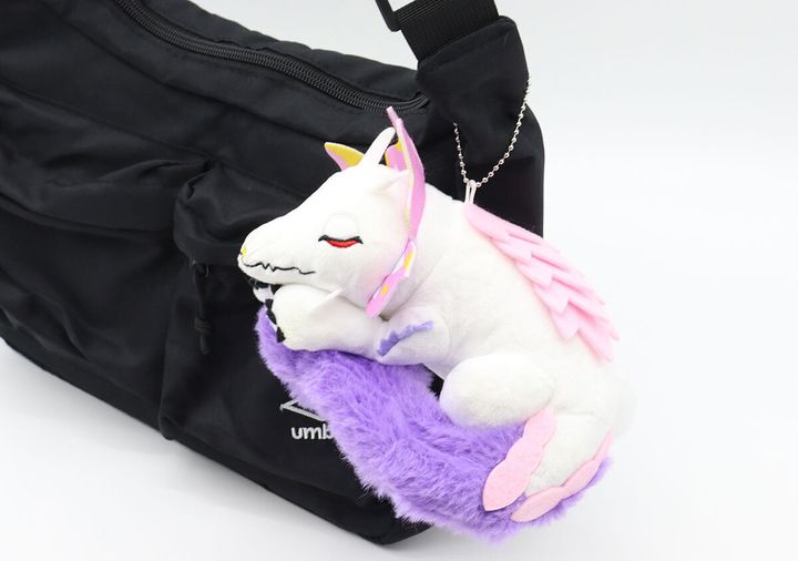 黒いバッグにボールチェーンで付けられたタマミツネのぬいぐるみチャーム