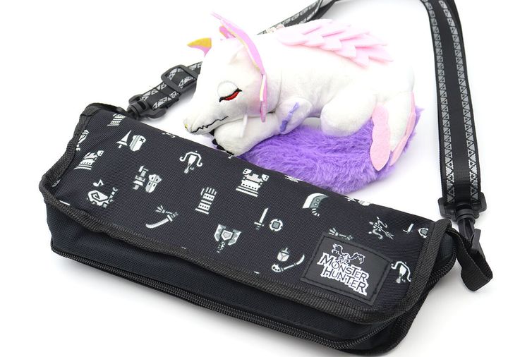 たたんだ折りたたみイスの隣に置かれたタマミツネのぬいぐるみチャーム