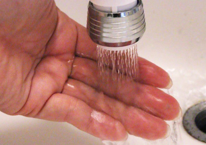 セリアのキッチンシャワーからストレートモードで水が出ている様子