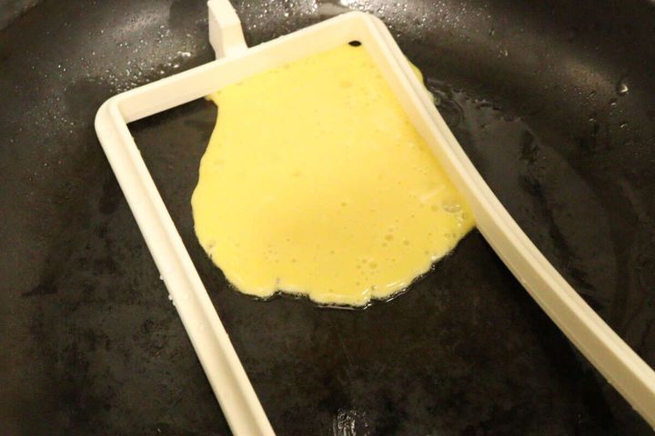 フライパンにシリコンリングを置き卵液を流し込む様子