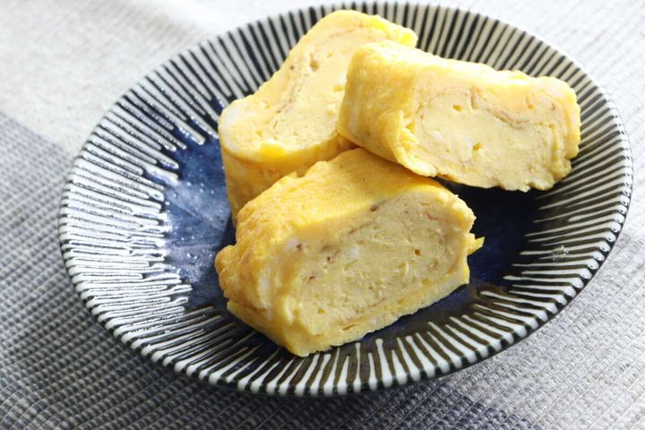 青い皿に盛り付けられた厚焼き卵3切れ